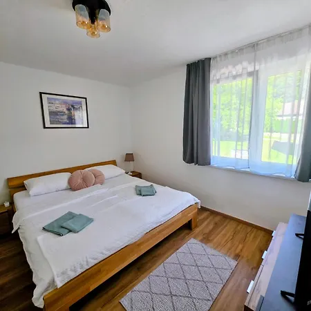 Modernes Zwischen Seen & Bergen Apartman